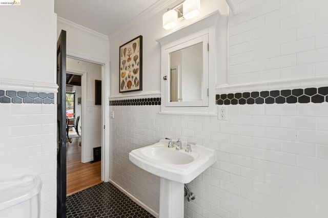 2437 Damuth St, Oakland, CA 94602