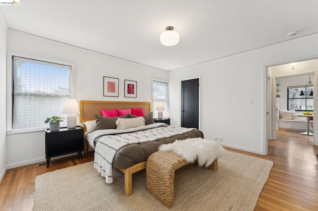 2437 Damuth St, Oakland, CA 94602