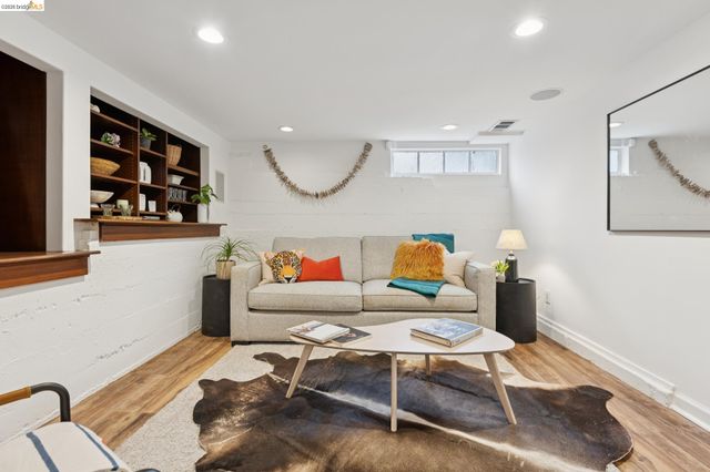 2437 Damuth St, Oakland, CA 94602
