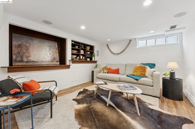 2437 Damuth St, Oakland, CA 94602
