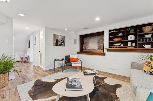 2437 Damuth St, Oakland, CA 94602