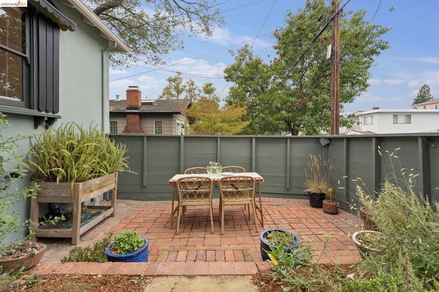 2437 Damuth St, Oakland, CA 94602