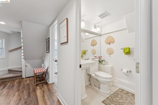 2437 Damuth St, Oakland, CA 94602