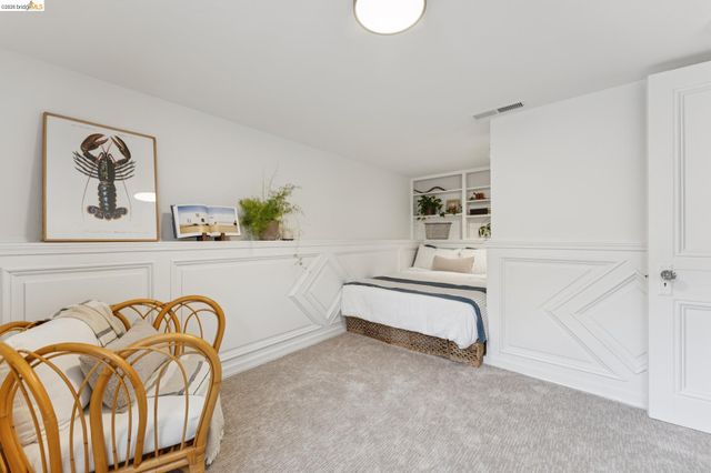 2437 Damuth St, Oakland, CA 94602