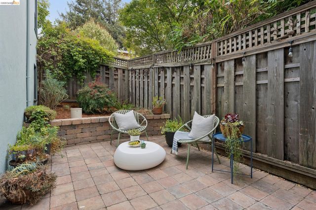 2437 Damuth St, Oakland, CA 94602