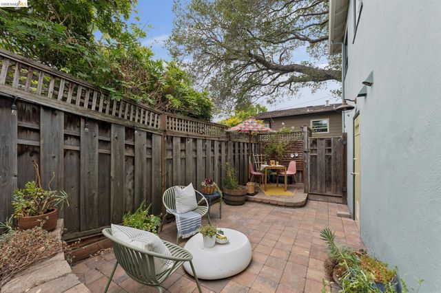 2437 Damuth St, Oakland, CA 94602