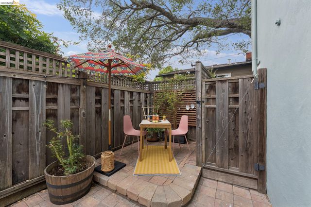 2437 Damuth St, Oakland, CA 94602