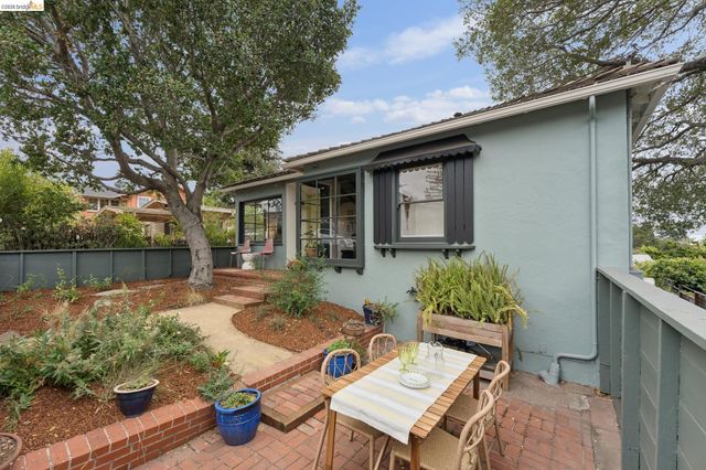 2437 Damuth St, Oakland, CA 94602