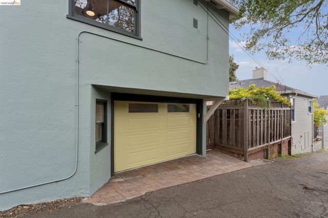 2437 Damuth St, Oakland, CA 94602