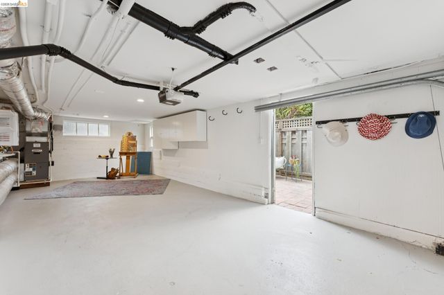 2437 Damuth St, Oakland, CA 94602