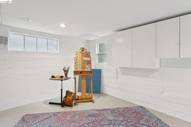 2437 Damuth St, Oakland, CA 94602