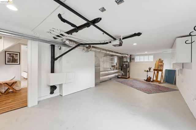2437 Damuth St, Oakland, CA 94602