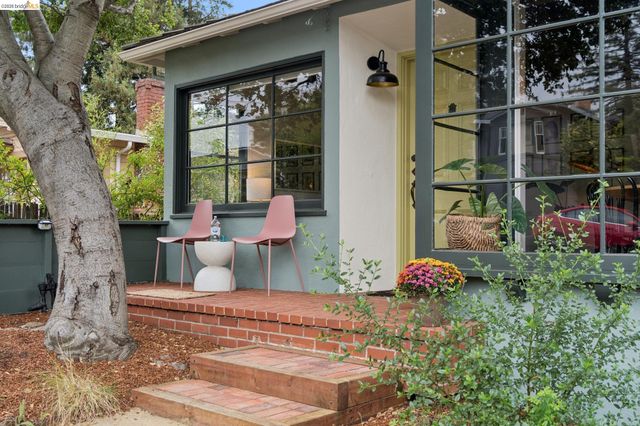 2437 Damuth St, Oakland, CA 94602