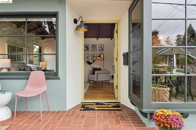 2437 Damuth St, Oakland, CA 94602