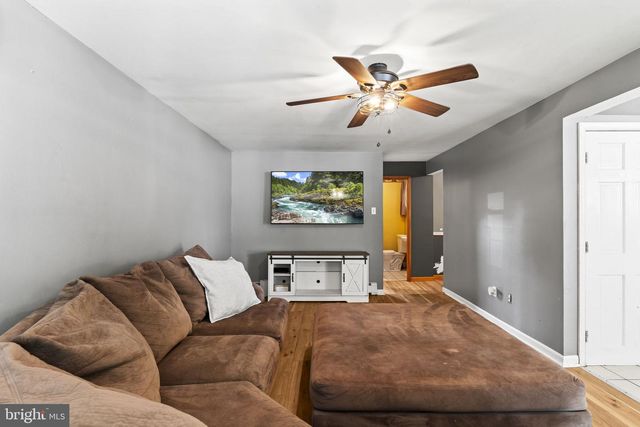1011 RED BARN RD, Warminster, PA 18974