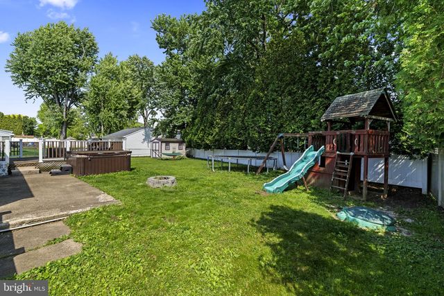 1011 RED BARN RD, Warminster, PA 18974