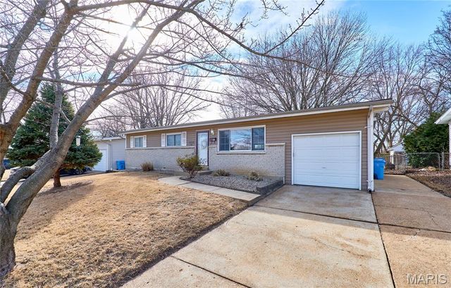 1910 Flamingo Drive, Florissant, MO 63031