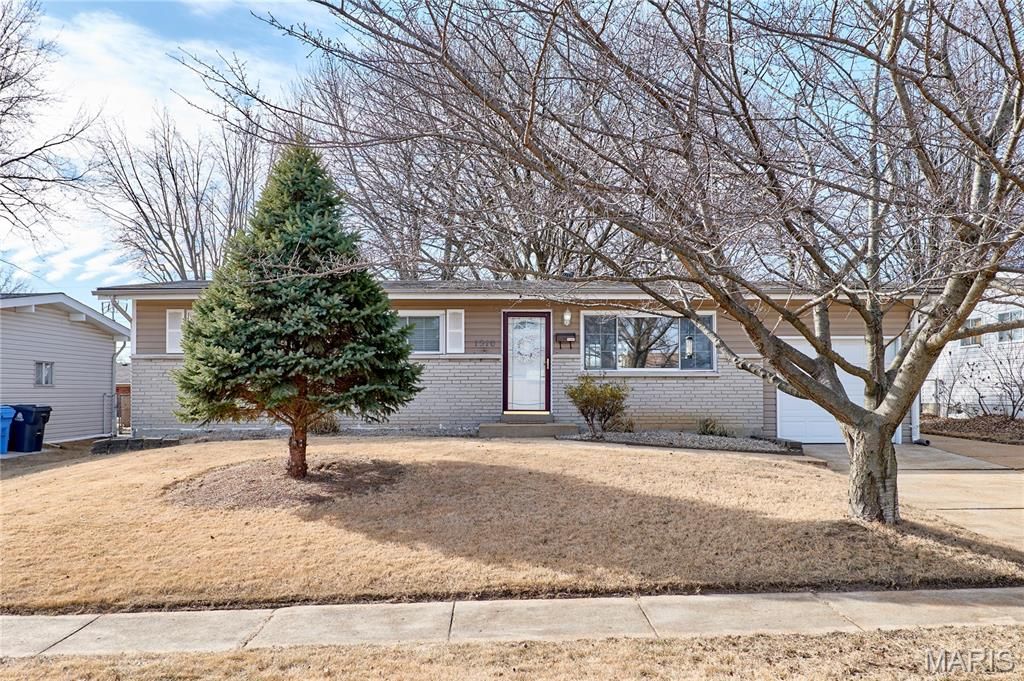 1910 Flamingo Drive, Florissant, MO 63031