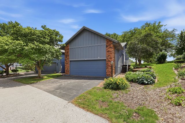 6401 Utica Ridge Road 12, Davenport, IA 52807