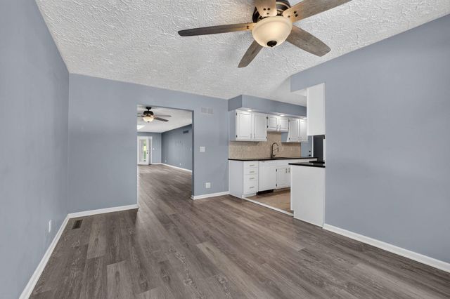 6401 Utica Ridge Road 12, Davenport, IA 52807
