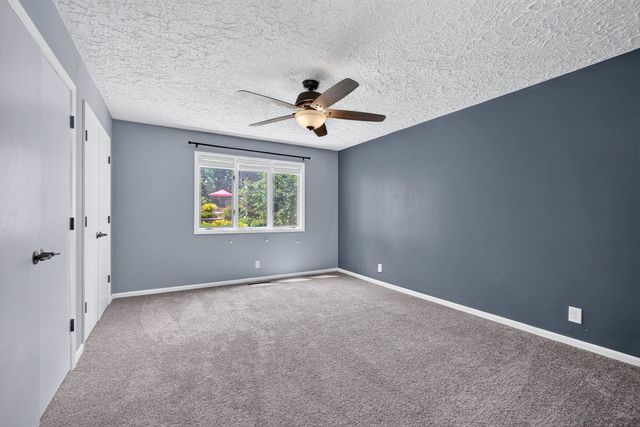 6401 Utica Ridge Road 12, Davenport, IA 52807