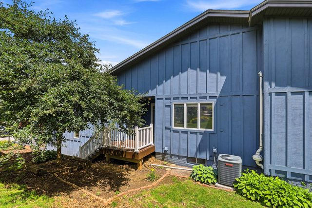 6401 Utica Ridge Road 12, Davenport, IA 52807