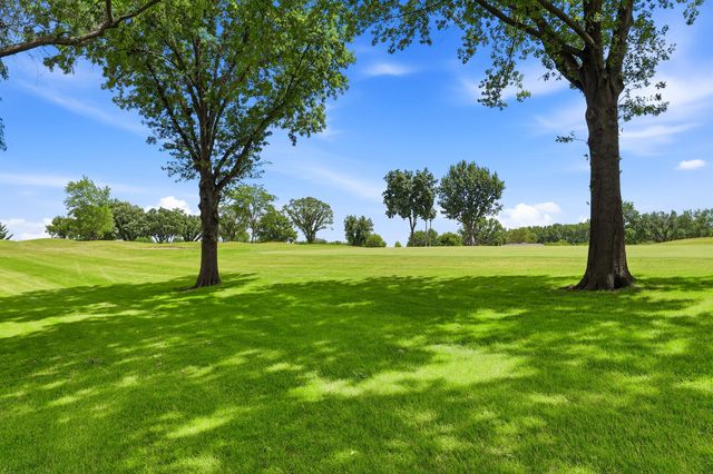 6401 Utica Ridge Road 12, Davenport, IA 52807
