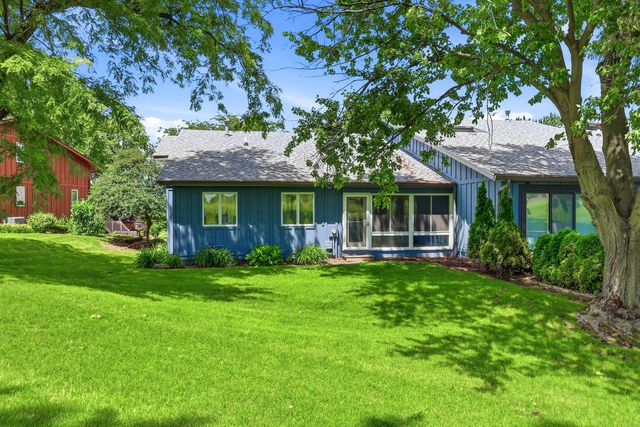 6401 Utica Ridge Road 12, Davenport, IA 52807
