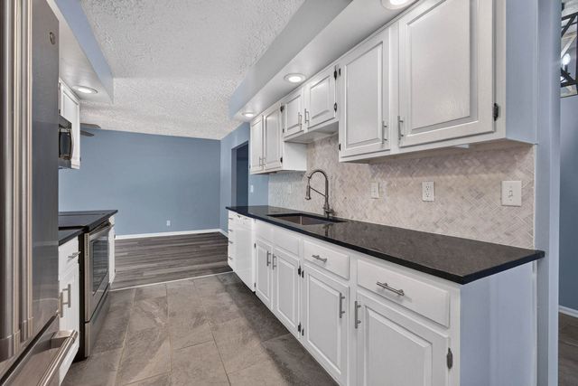 6401 Utica Ridge Road 12, Davenport, IA 52807