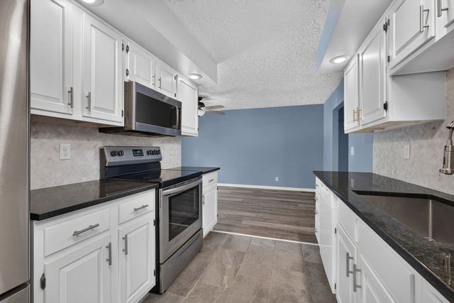 6401 Utica Ridge Road 12, Davenport, IA 52807