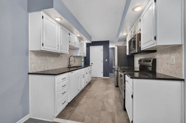 6401 Utica Ridge Road 12, Davenport, IA 52807