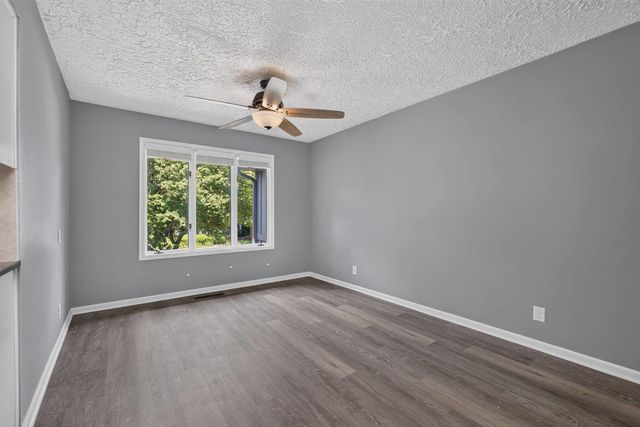 6401 Utica Ridge Road 12, Davenport, IA 52807