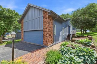 6401 Utica Ridge Road 12, Davenport, IA 52807