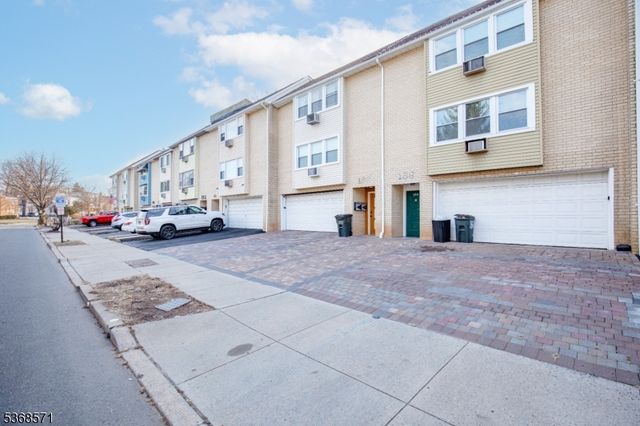 186 Park St, East Orange City, NJ 07017