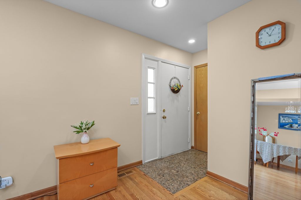 Image 2 of property listing at 334 Plumwood Court, Vernon Hills, IL 60061