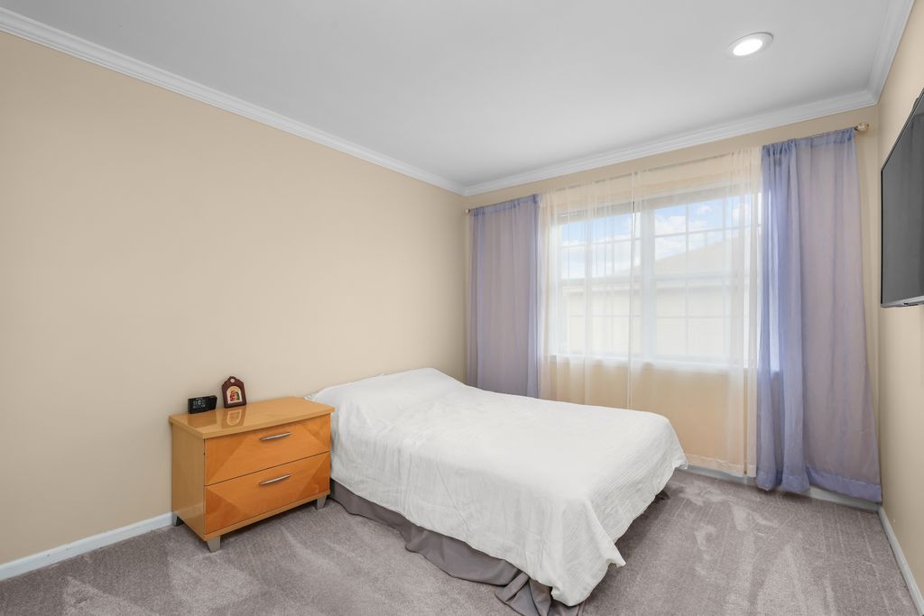 Image 11 of property listing at 334 Plumwood Court, Vernon Hills, IL 60061