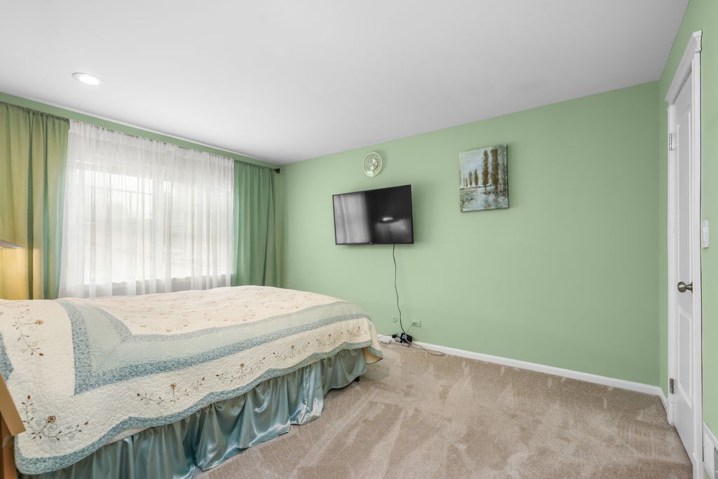 Image 13 of property listing at 334 Plumwood Court, Vernon Hills, IL 60061