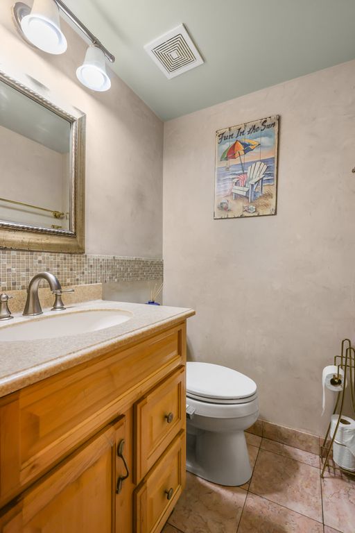 Image 10 of property listing at 334 Plumwood Court, Vernon Hills, IL 60061