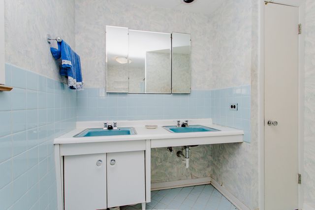 201 Valley View Drive, Wilmette, IL 60091