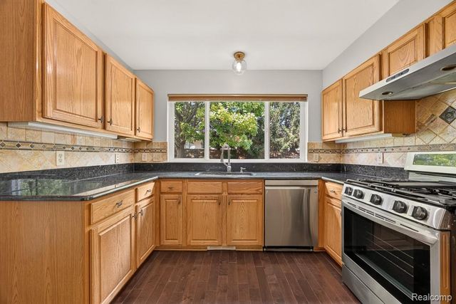 35026 Pennington Drive, Farmington Hills, MI 48335