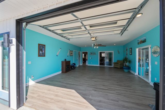 318 YARBRO HARBOR DR, Decaturville, TN 38329