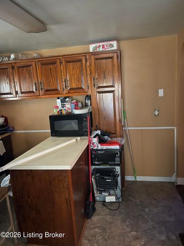 2701 Pioneer Rd, Louisville, KY 40216