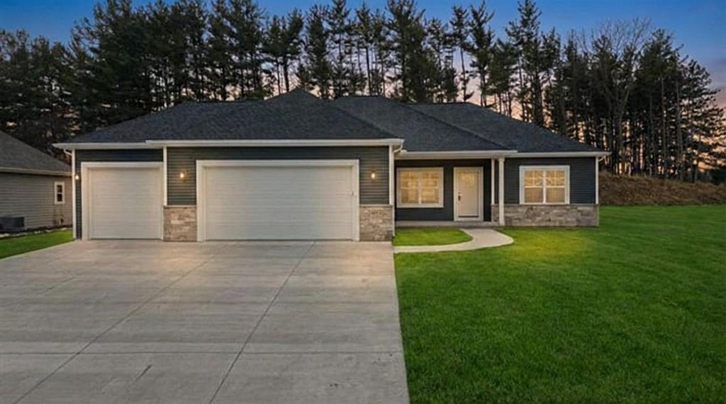 3740 N Woodbury Lane, Janesville, WI 53545