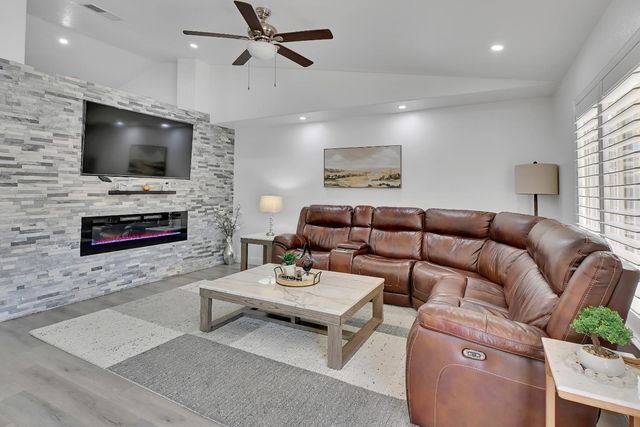 2024 Aaron Dr, Yuba City, CA 95993