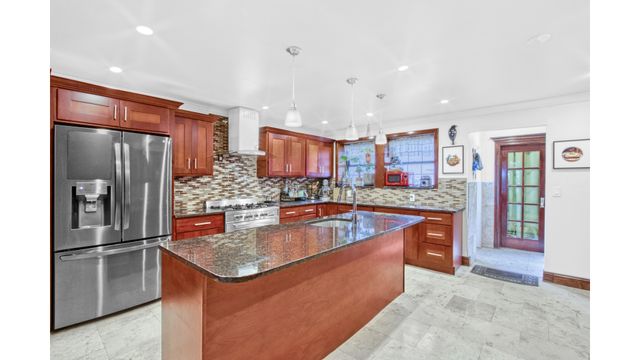 916 PUTNAM Avenue, New York City, NY 11221