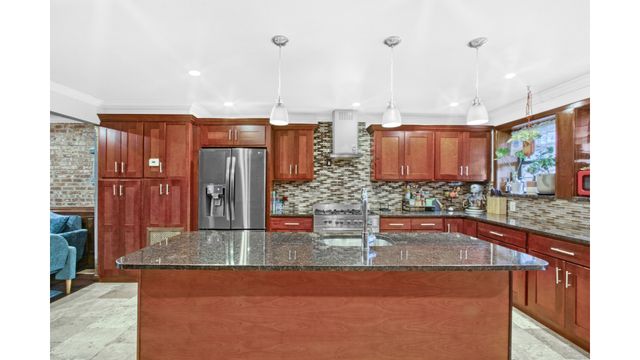 916 PUTNAM Avenue, New York City, NY 11221