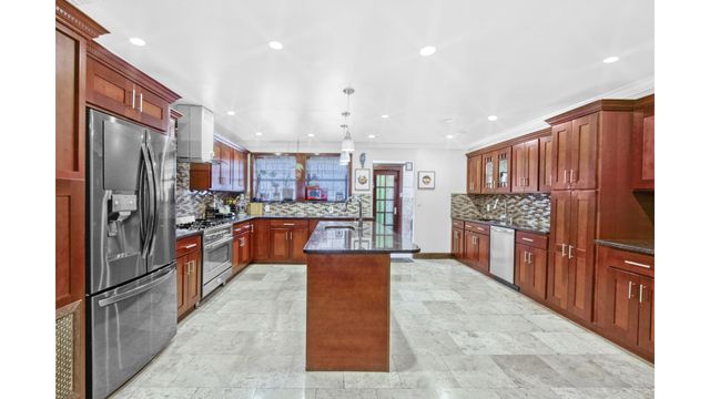 916 PUTNAM Avenue, New York City, NY 11221