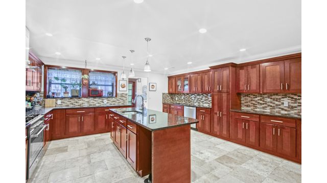 916 PUTNAM Avenue, New York City, NY 11221