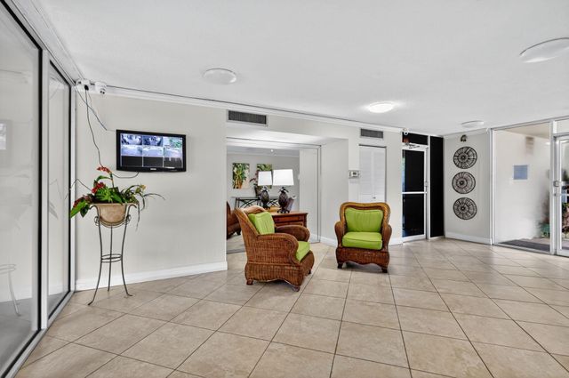 5340 NW 2nd Avenue 421, Boca Raton, FL 33487