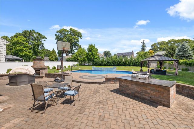 236 Windsor Avenue, Brightwaters, NY 11718